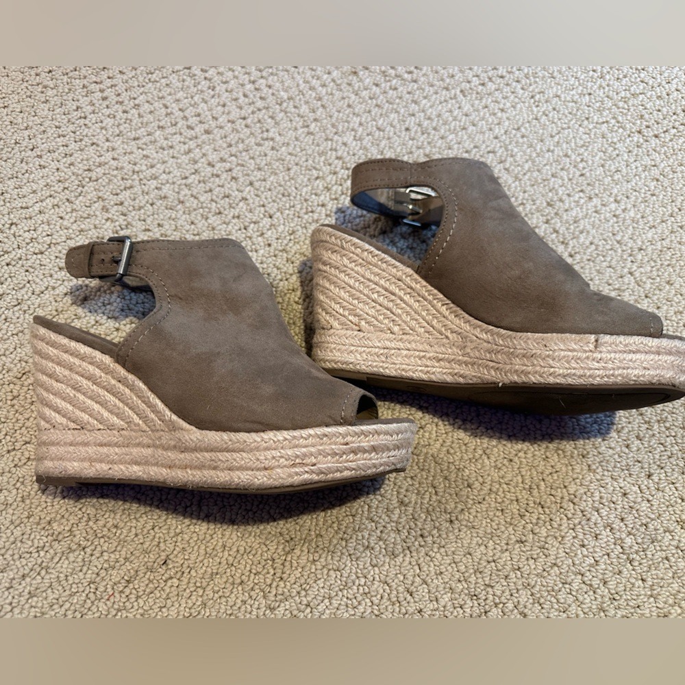 Universal Thread Peep Toe Wedges - Picture 5 of 7